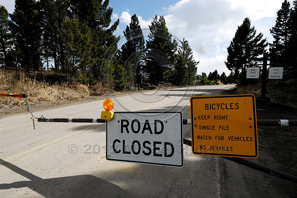Seasonal road closure signs, no motorized traffic, open to bicycles only, Yellowstone National Park, Wyoming, USA