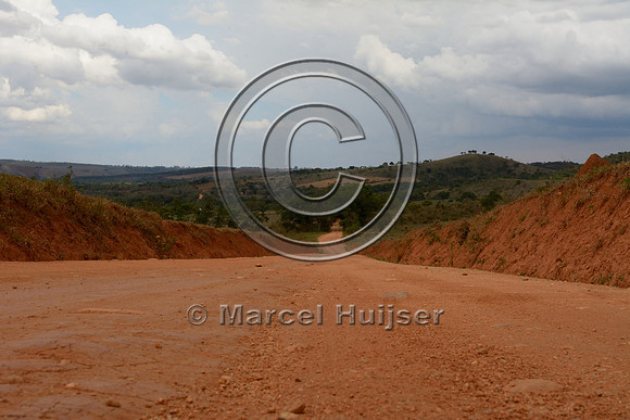 Hollow dirt road (erosion), near São José do Barreiro, Parque Nacional da Serra da Canastra, Minas Gerais, Brazil