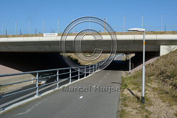 Street light for bicycle path under wildlife overpass Oud Reemst (about 35 m wide), south of Otterlo, The Netherlands