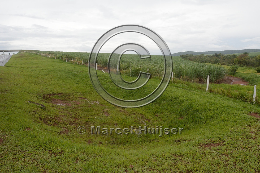 Basin to reduce the velocity and quantity of water and allow infiltration and associated removal of sediments in the soil rather than a stream, along SP-225 motorway, São Paulo, Brazil