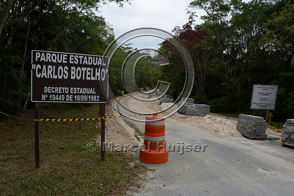 Road through Parque Estadual 'Carlos Botelho' under reconstruction