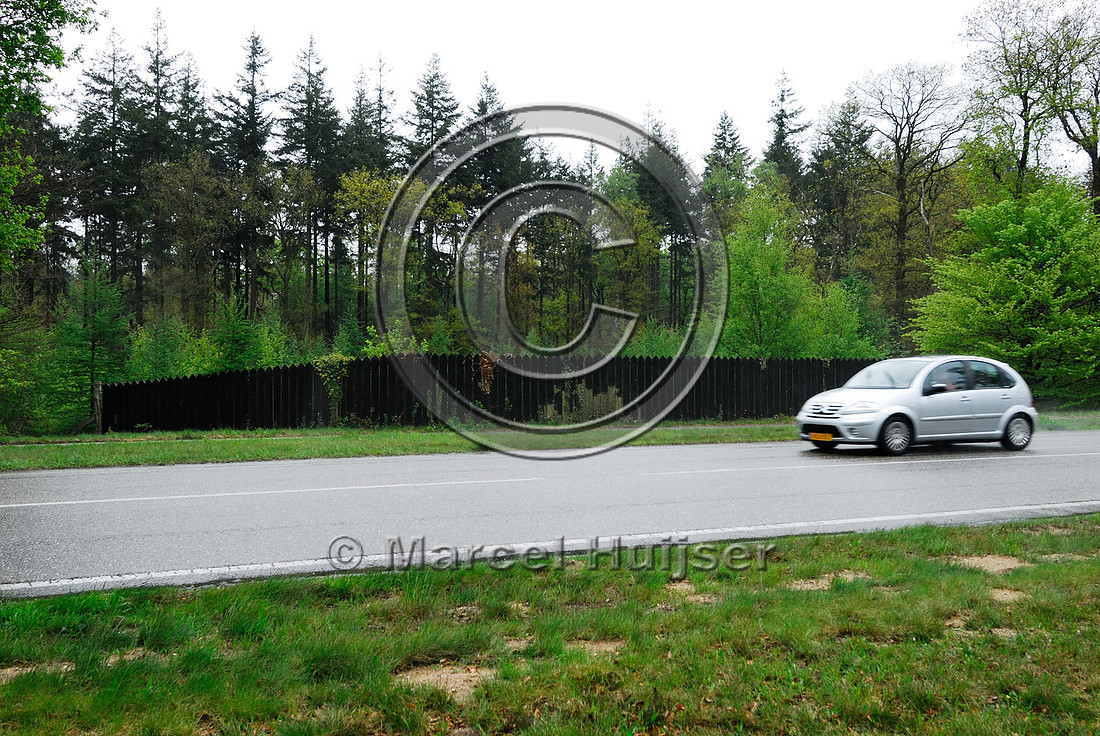 Visual barrier above wildlife underpass, near "Aardhuis" along N344, Amersfoortseweg, Hoog Soeren, The Netherlands