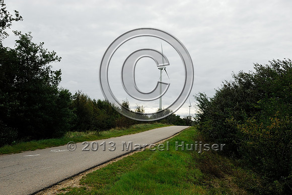 Bicycle path on top of multifunctional overpass (wildlife and bicyclists, pedestrians; about 100 m wide), across A4 motorway, Parndorf, Austria