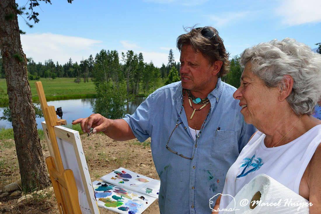 North American culture: Guido Frick instructs students at an outdoor oil painting workshop in the Bitterroot Valley, south of Missoula, Montana, USA