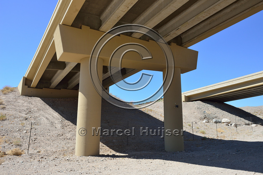 Support columns (better openness for wildlife), White Rock Canyon wildlife underpass for desert bighorn sheep (Ovis canadensis nelsoni), US Hwy 93, Arizona, USA