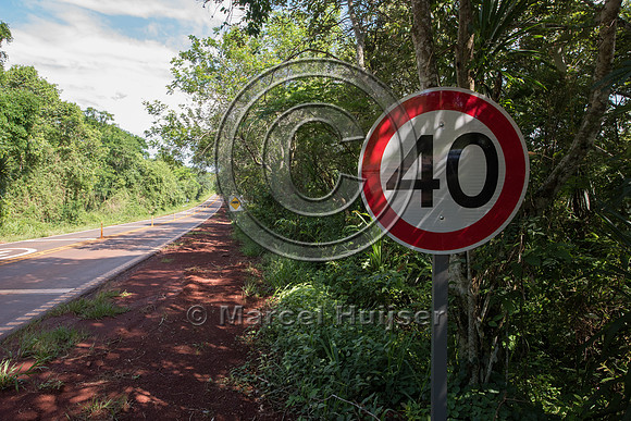 Speed reduction zone for wildlife, 40 km per hour, Puerto Iguaz