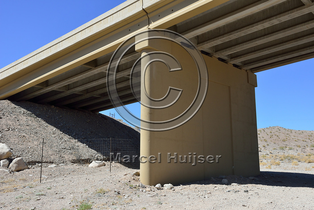 Support walls (reduced openness for wildlife), White Rock Canyon wildlife underpass for desert bighorn sheep (Ovis canadensis nelsoni), US Hwy 93, Arizona, USA