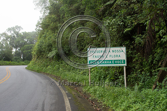 Sign, preserve our fauna and flora, "park road" (estrada-parque)