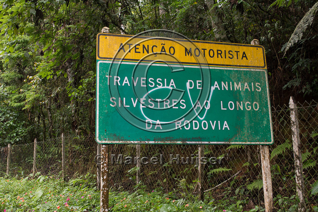 Vandalized sign, by Red Commando, "park road" (estrada-parque) C