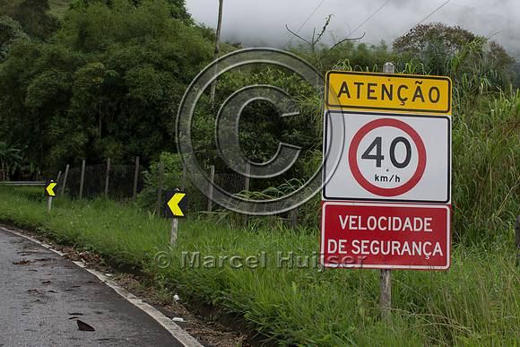 Sign, attention, 40 kilometerper hour safe maximum speed, "park