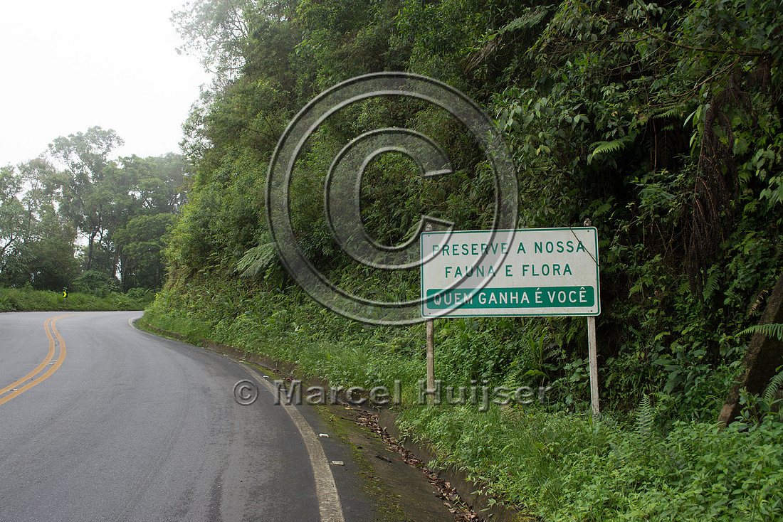 Sign, preserve our fauna and flora, "park road" (estrada-parque)