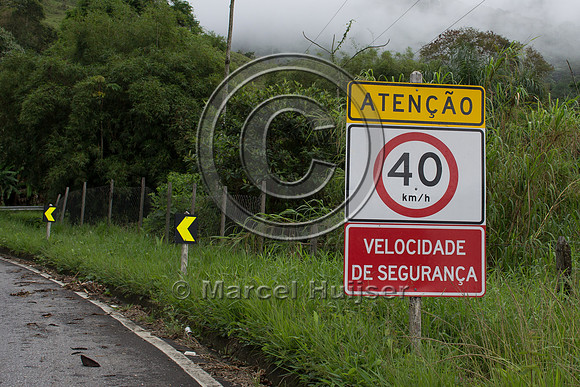 Sign, attention, 40 kilometerper hour safe maximum speed, "park