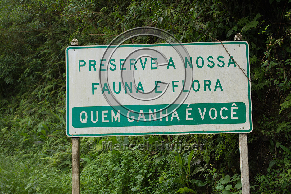 Sign, preserve our fauna and flora, "park road" (estrada-parque)