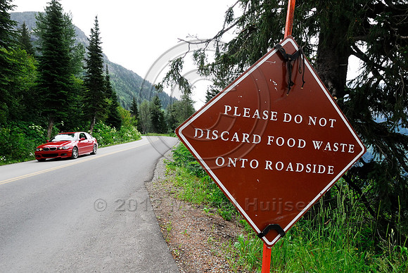 Road sign. Please do not discard food waste onto roadside, Montana, USA