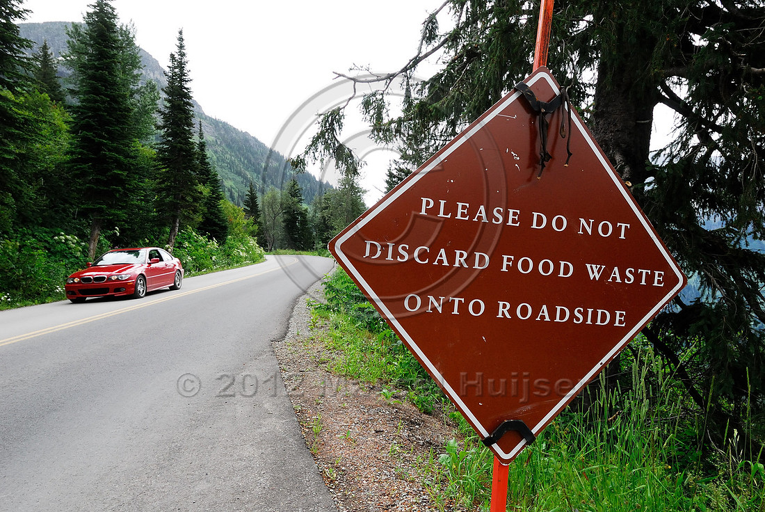 Road sign. Please do not discard food waste onto roadside, Montana, USA