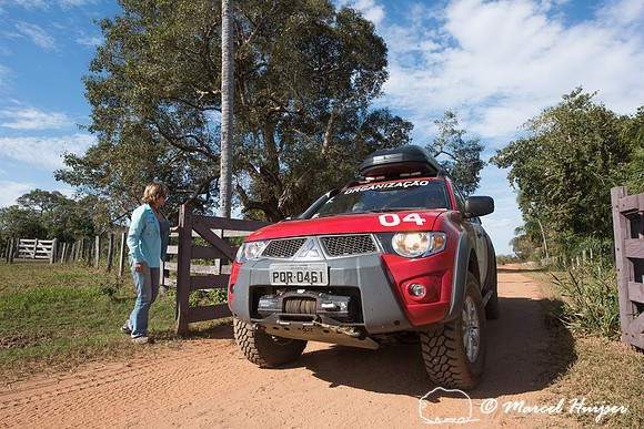 Going through a gate, Mitsubishi 4x4, L200 Triton Savana, on wil