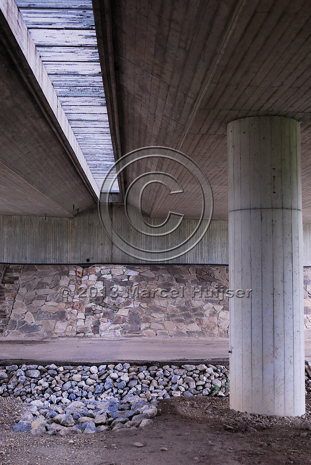 Bridge grate material in median lets light into multifunctional underpass (about 45 m wide), under A4 motorway, Parndorf, Austria