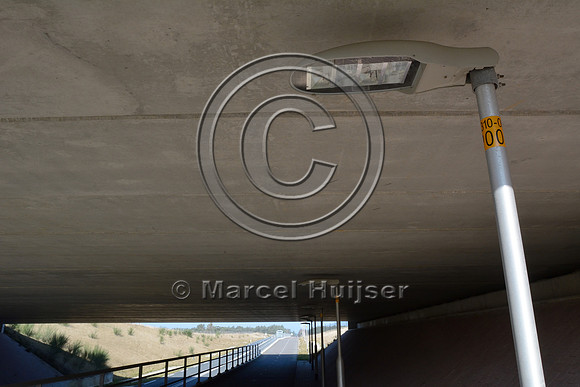 Street light for bicycle path under wildlife overpass Oud Reemst (about 35 m wide), south of Otterlo, The Netherlands