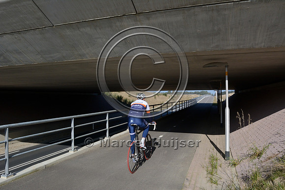 Street light for bicycle path under wildlife overpass Oud Reemst (about 35 m wide), south of Otterlo, The Netherlands