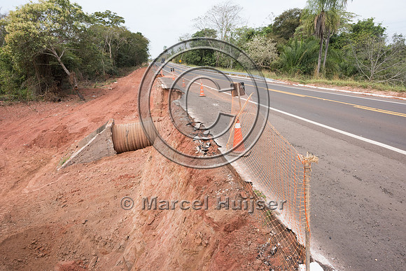 Drainage culvert repair after a washout, BR-262, Mato Grosso do