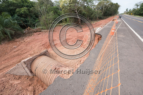 Drainage culvert repair after a washout, BR-262, Mato Grosso do