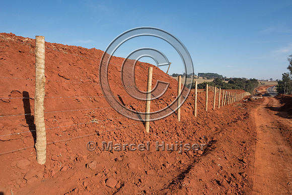 Right-of-way fence, road widening and reconstruction, Varginha,