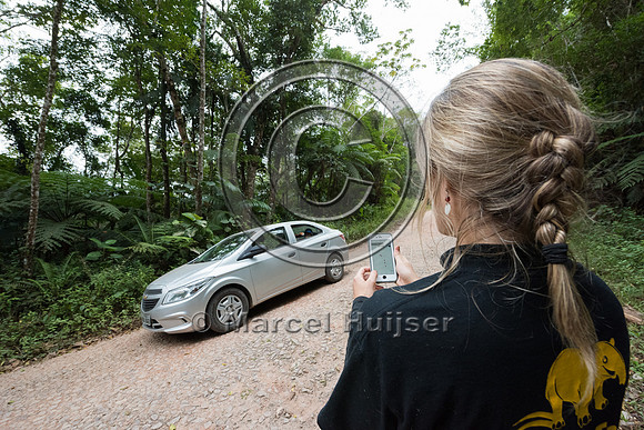 Fernanda Abra collects GPS points along dirt road, Legado das Á