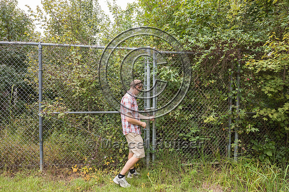 Gate for human access in wildlife fence for black bear (Ursus am