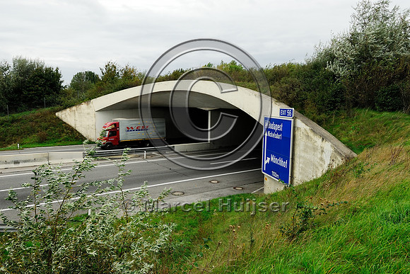 Multifunctional overpass (wildlife and farm road, about 100 m wide), across A4 motorway, Parndorf, Austria
