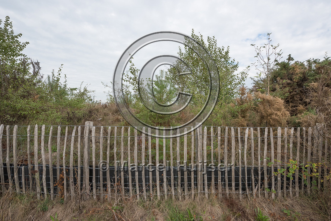 Wildlife fence for large and medium mammal species on top of ove
