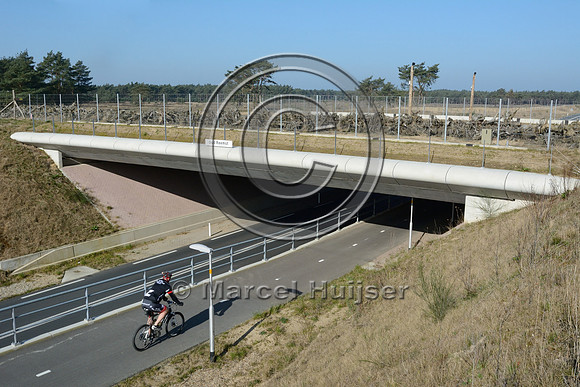 Bicycle path and under wildlife overpass "Oud Reemst" (about 35 m wide), south of Otterlo, The Netherlands
