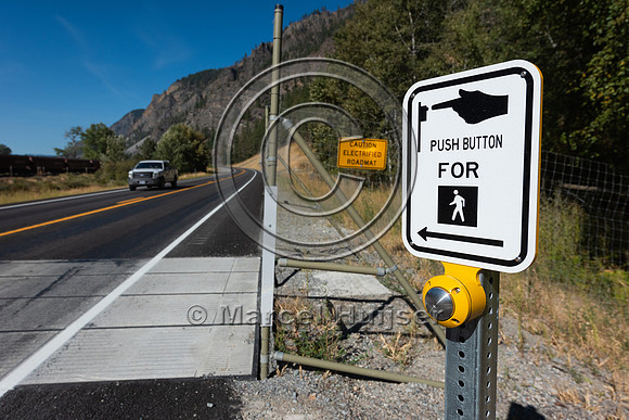Push button on timer for pedestrians at an electrified barrier e