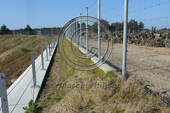 Snug fit wildlife fence and plank on top of wildlife overpass Oud Reemst (about 35 m wide), south of Otterlo, The Netherlands