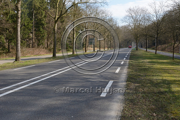 Road striping to suggest narrower lanes and to reduce traffic speed, east of Hilversum, The Netherlands