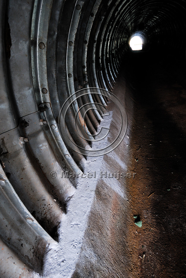 Tracks in tracking bed on ledge in multifunctional underpass, SP-225 motorway, Brotas, Brazil