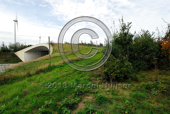 Multifunctional overpass (farm road and wildlife, about 100 m wide), across A4 motorway, Parndorf, Austria