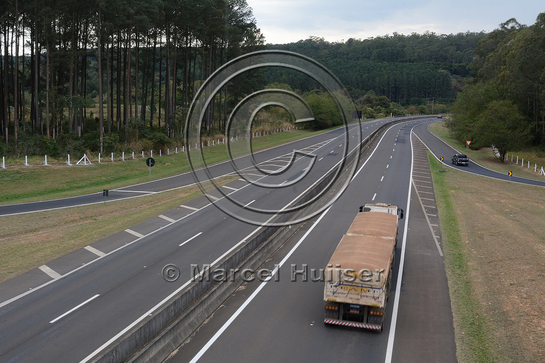 Concrete median barriers along the SP 225, near Itirapina, São Paulo state, Brazil