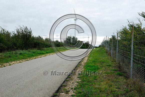 Wildlife fence at multifunctional overpass (wildlife, bicyclists, pedestrians; about 100 m wide), across A4 motorway, Parndorf, Austria
