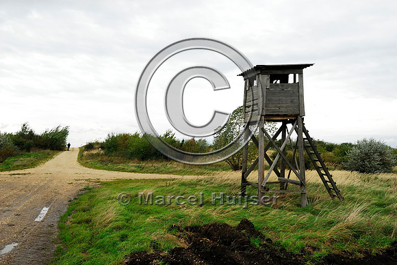 Hunting platfom right adjacent to multifunctional overpass (wildlife and farm road, about 100 m wide), across A4 motorway, Parndorf, Austria