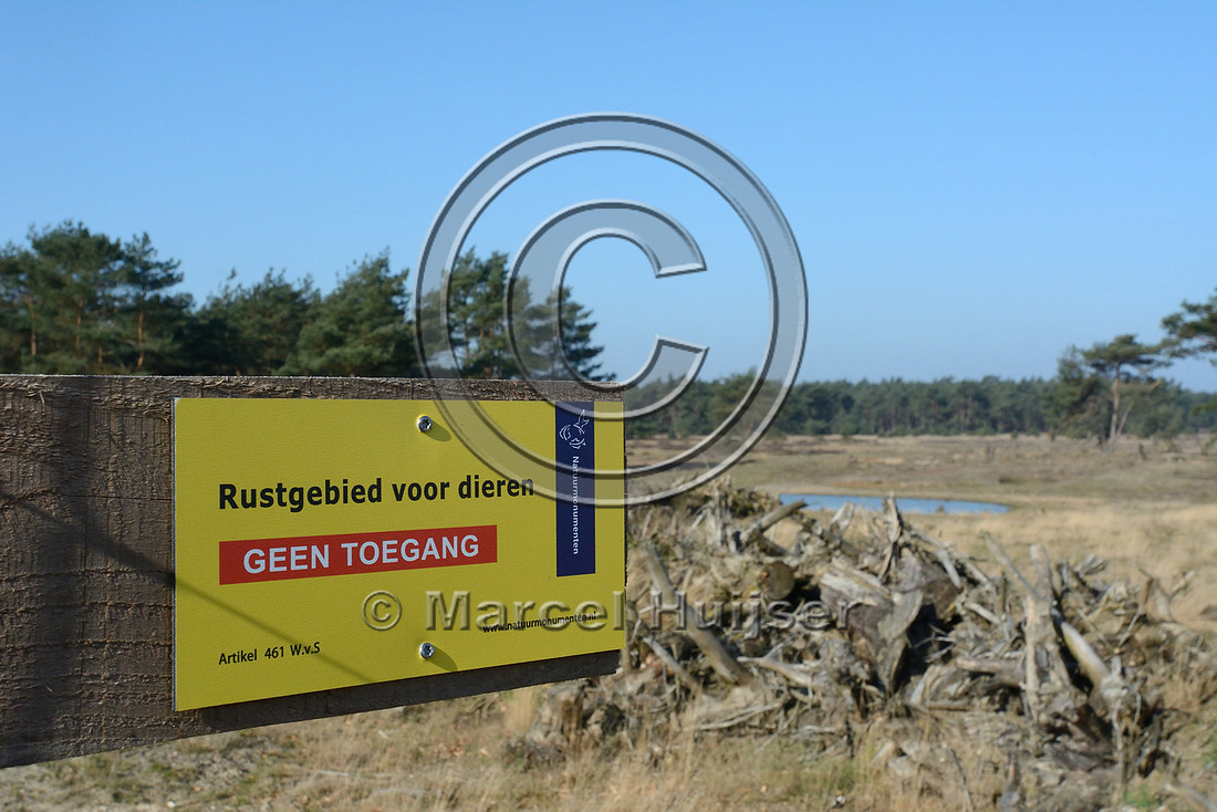 Sign on wildlife overpass Oud Reemst (about 35 m wide), rest area for animals, no access, south of Otterlo, The Netherlands