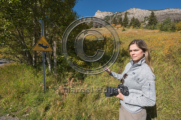 Fernanda Abra at wildlife warning sign for long-toed salamanders
