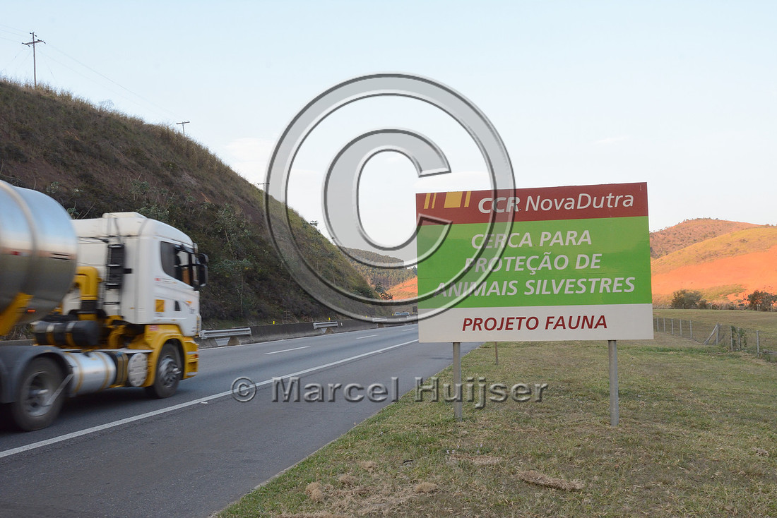 Sign advertising the installation of a wildlife fence, fence for the protection from wildlife, (cerca para proteção de animais silvestres projeto fauna), Rodovia Presidente Dutra, (BR-116 – SP-60),