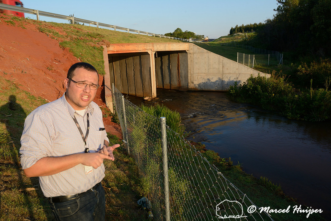 Osnir Ormon Giacon (CART - Concessionária Auto Raposo Tavares) explains the design considerations for a multi-functional underpass, SP270, east of Presidente Prudente, São Paulo, Brazil