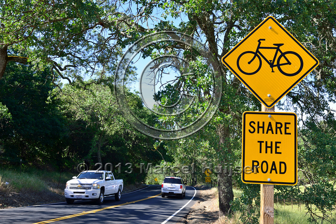 Share the road, warning sign bicyclists, California, USA
