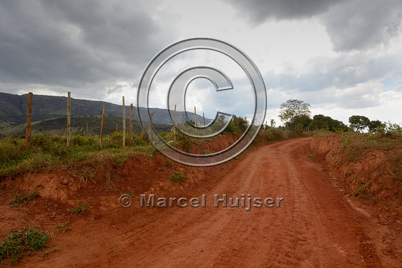 Hollow dirt road (erosion), near Casca d'Anta, Parque Nacional da Serra da Canastra, Minas Gerais, Brazil