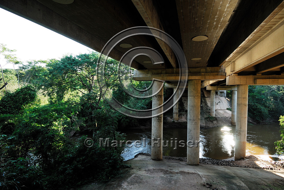 Multifunctional underpass along Rio Jacaré-Pepira, SP-225 motorway, Brotas, Brazil