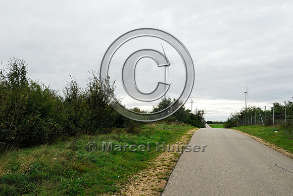 Low volume road and cover on top of  multifunctional overpass (wildlife, bicyclists, pedestrians; about 100 m wide), across A4 motorway, Parndorf, Austria