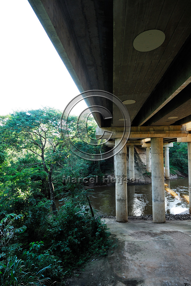 Multifunctional underpass along Rio Jacaré-Pepira, SP-225 motorway, Brotas, Brazil