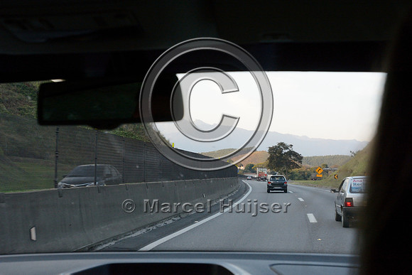 Concrete median barrier (Jersey barrier) with fence, Rodovia Presidente Dutra, (BR-116 – SP-60), near Queluz, São Paulo, Brazil